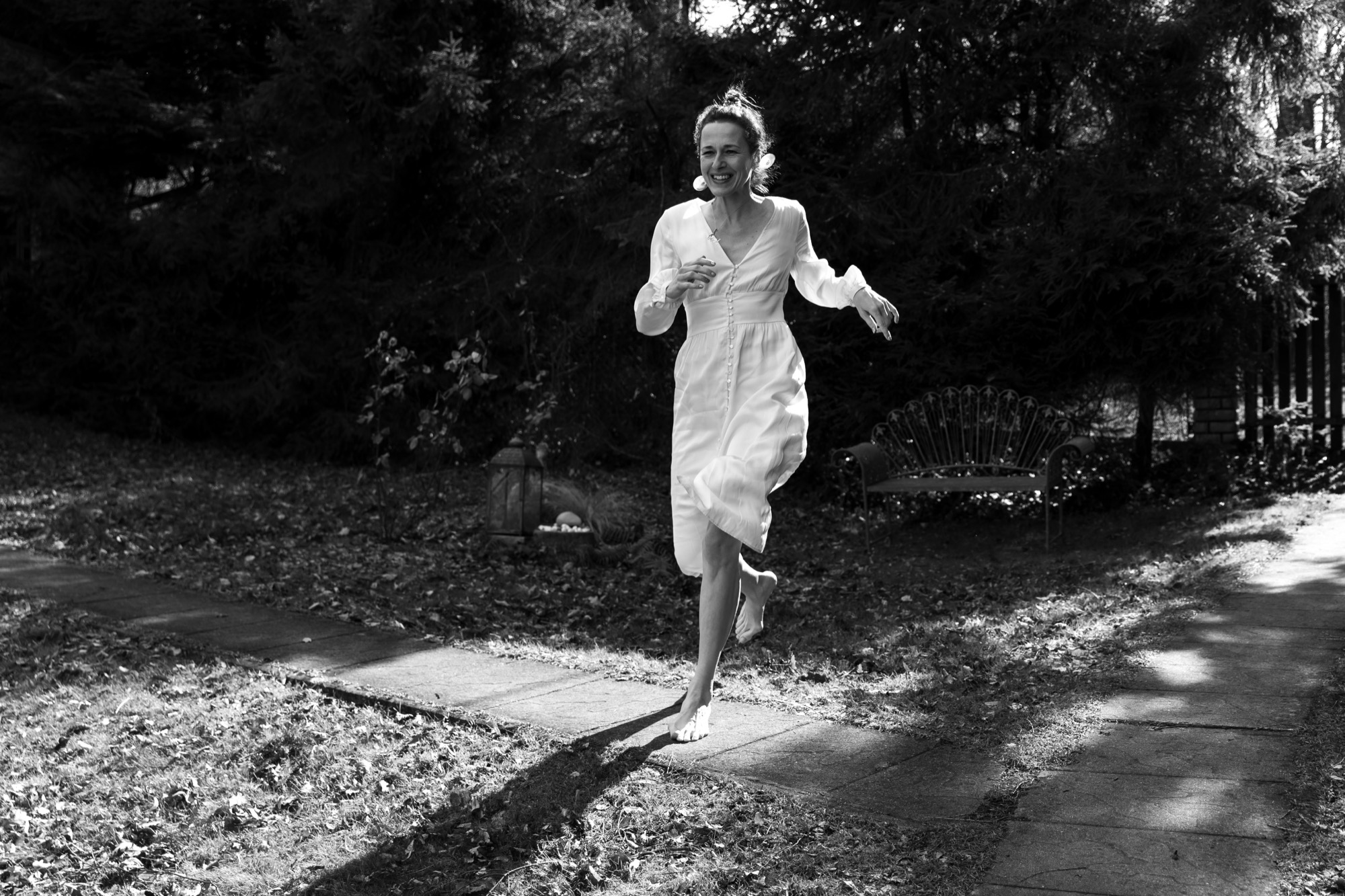 Silvie Tomanová dancing barefoot